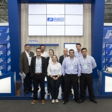 Equipe da Ferraz no stand da empresa, atrás da esquerda para direita, Vanderlei Pires, da Ferraz Parts, Alexander Cruz, Claudia Pagano, José Luiz Ferraz, Luiz Gomide Ferraz. Embaixo, Cristiano Lopes, Rafaela Rodrigues, Mauricio Santos e Rafael Resende Sil