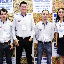 Eliani Almeida da Ferraz com os clientes da Algomix